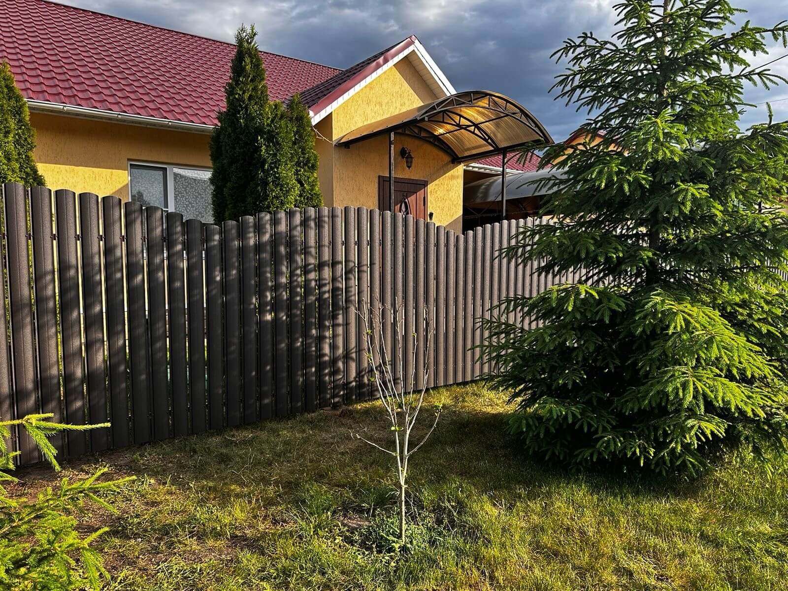 Забор из евроштакетника 37м RAL8019 Темный Шоколад МАТТЕ фото 4 в Сургуте