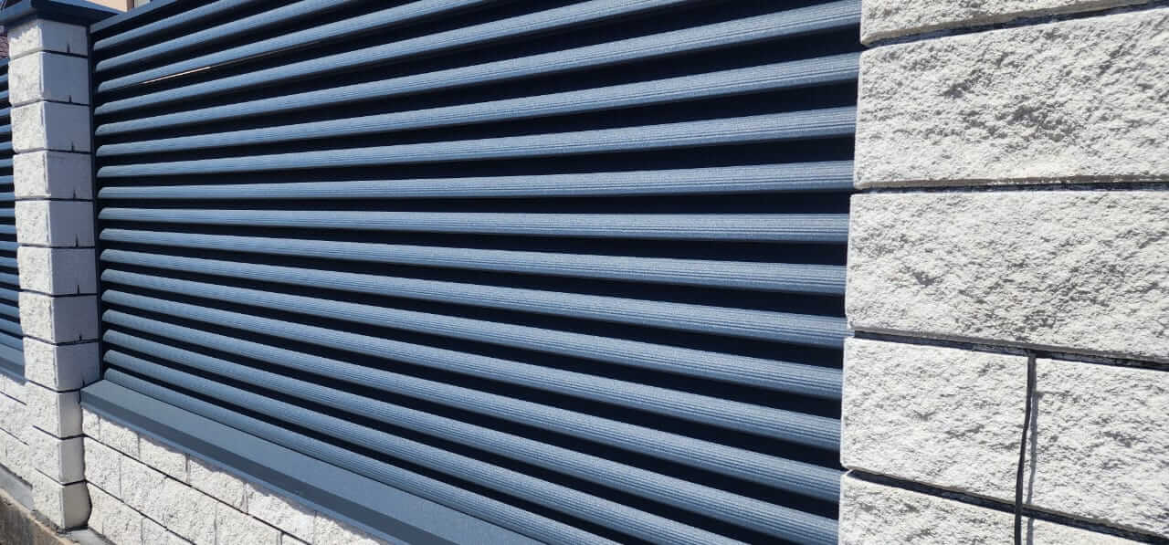Забор из ламелей Еврожалюзи 32м RAL7024/7024 Серый Графит двусторонний МАТТЕ фото 1 в Сургуте