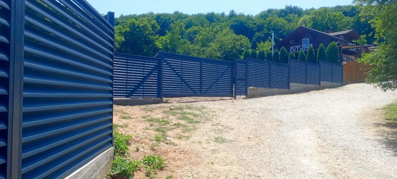 Забор-жалюзи из ламелей Еврожалюзи 53м RAL7024 Серый Графит МАТТЕ фото 8 в Сургуте