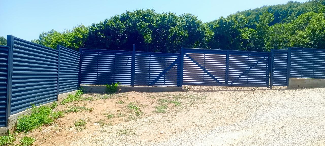 Забор-жалюзи из ламелей Еврожалюзи 53м RAL7024 Серый Графит МАТТЕ фото 7 в Сургуте