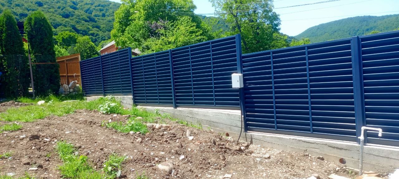 Забор-жалюзи из ламелей Еврожалюзи 53м RAL7024 Серый Графит МАТТЕ фото 3 в Сургуте
