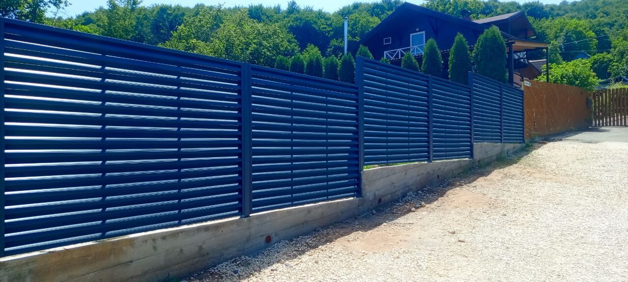 Забор-жалюзи из ламелей Еврожалюзи 53м RAL7024 Серый Графит МАТТЕ фото 12 в Сургуте