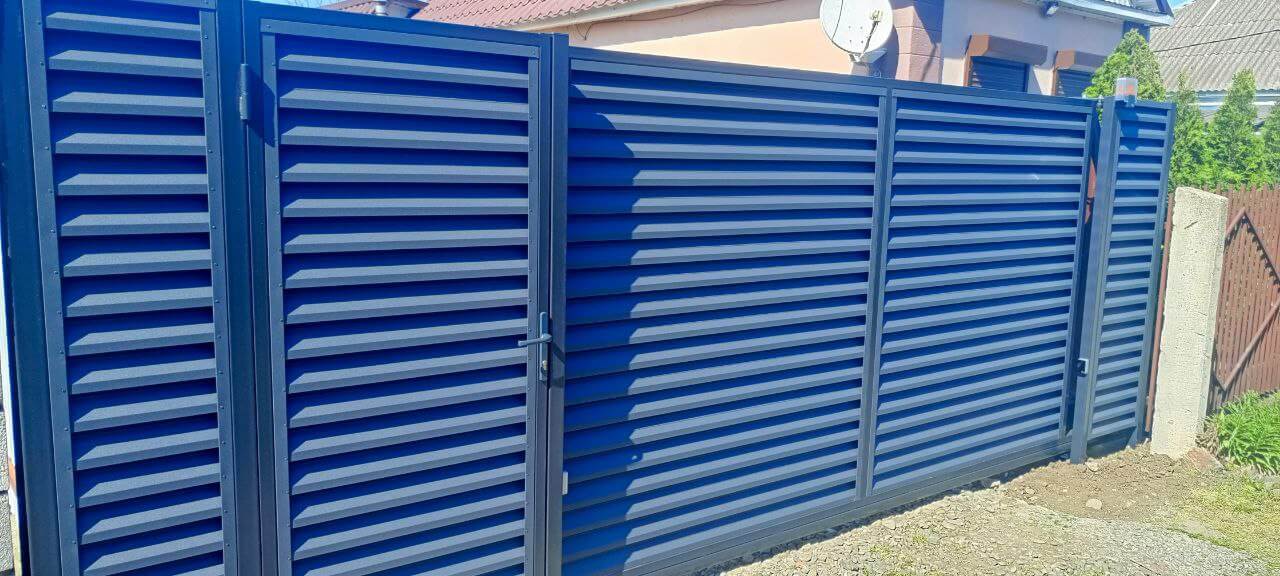 Забор-жалюзи из ламелей Еврожалюзи 53м RAL7024 Серый Графит МАТТЕ фото 10 в Сургуте