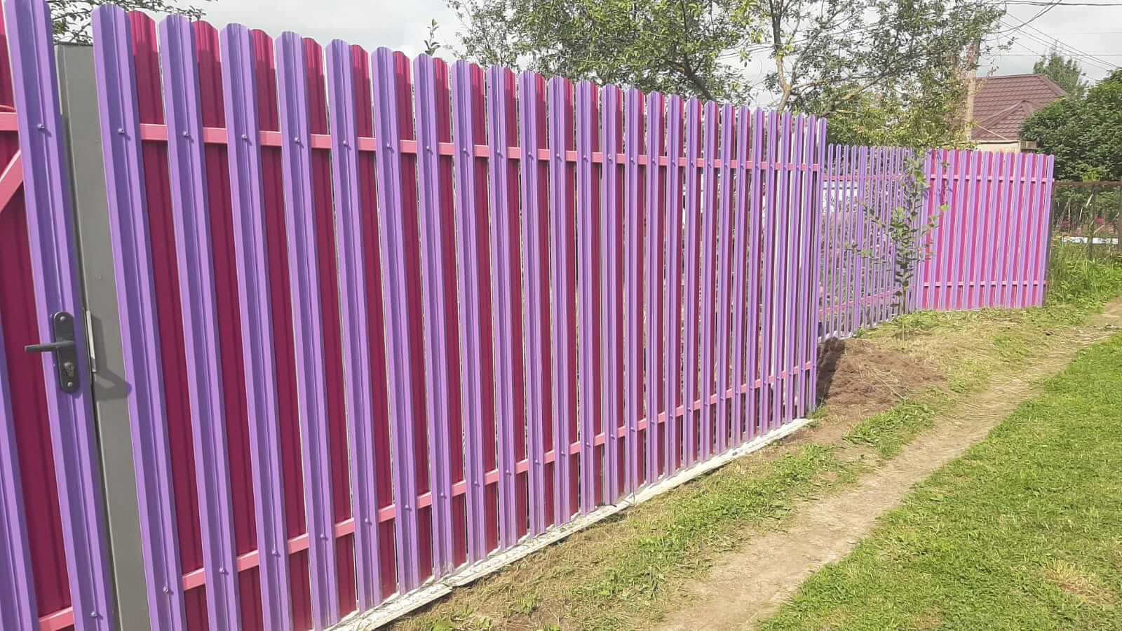 Двухцветный забор из евроштакетника 44м RAL4005 Сиреневый, RAL4006 Пурпурный фото 4 в Сургуте