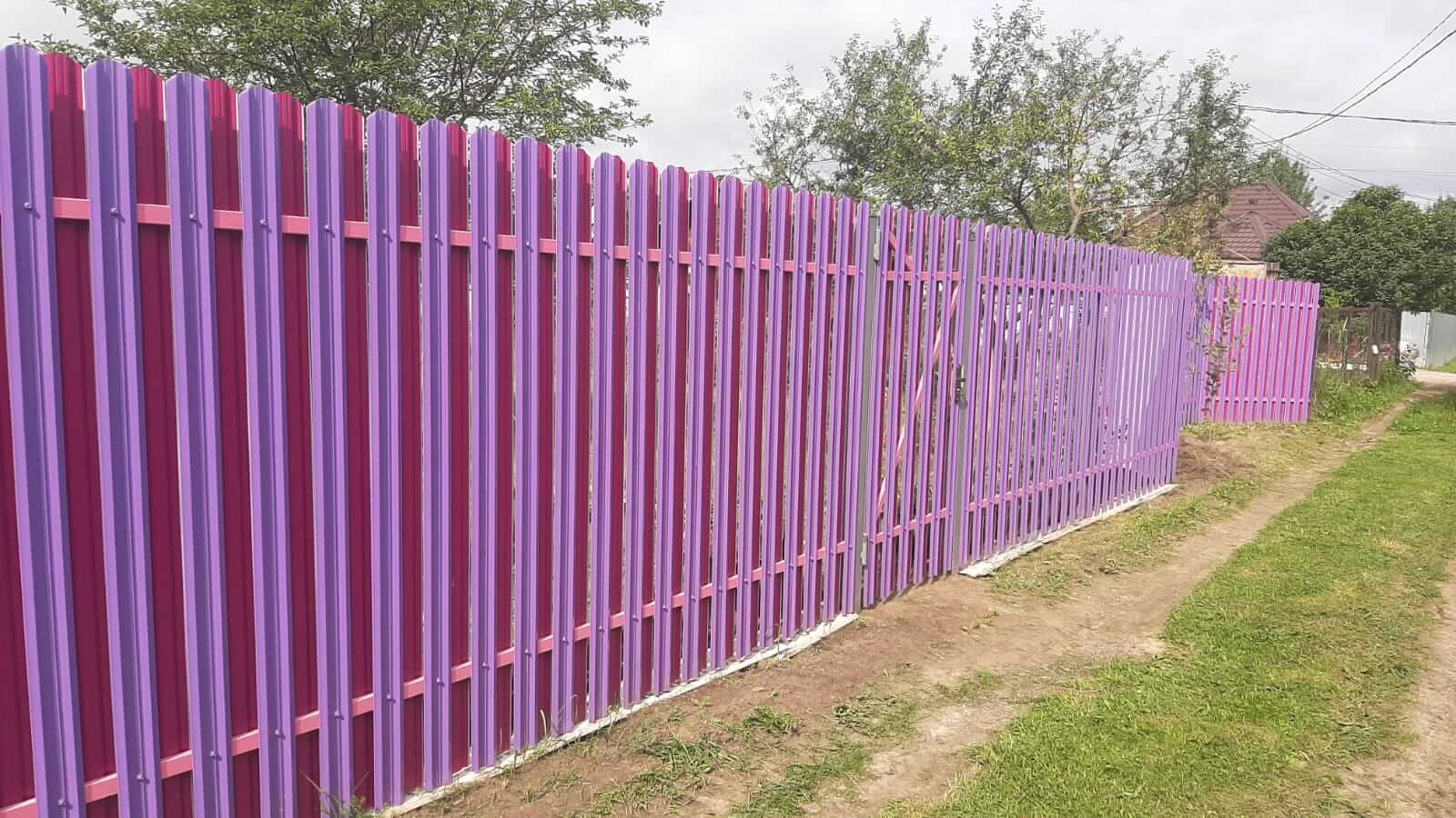 Двухцветный забор из евроштакетника 44м RAL4005 Сиреневый, RAL4006 Пурпурный фото 3 в Сургуте