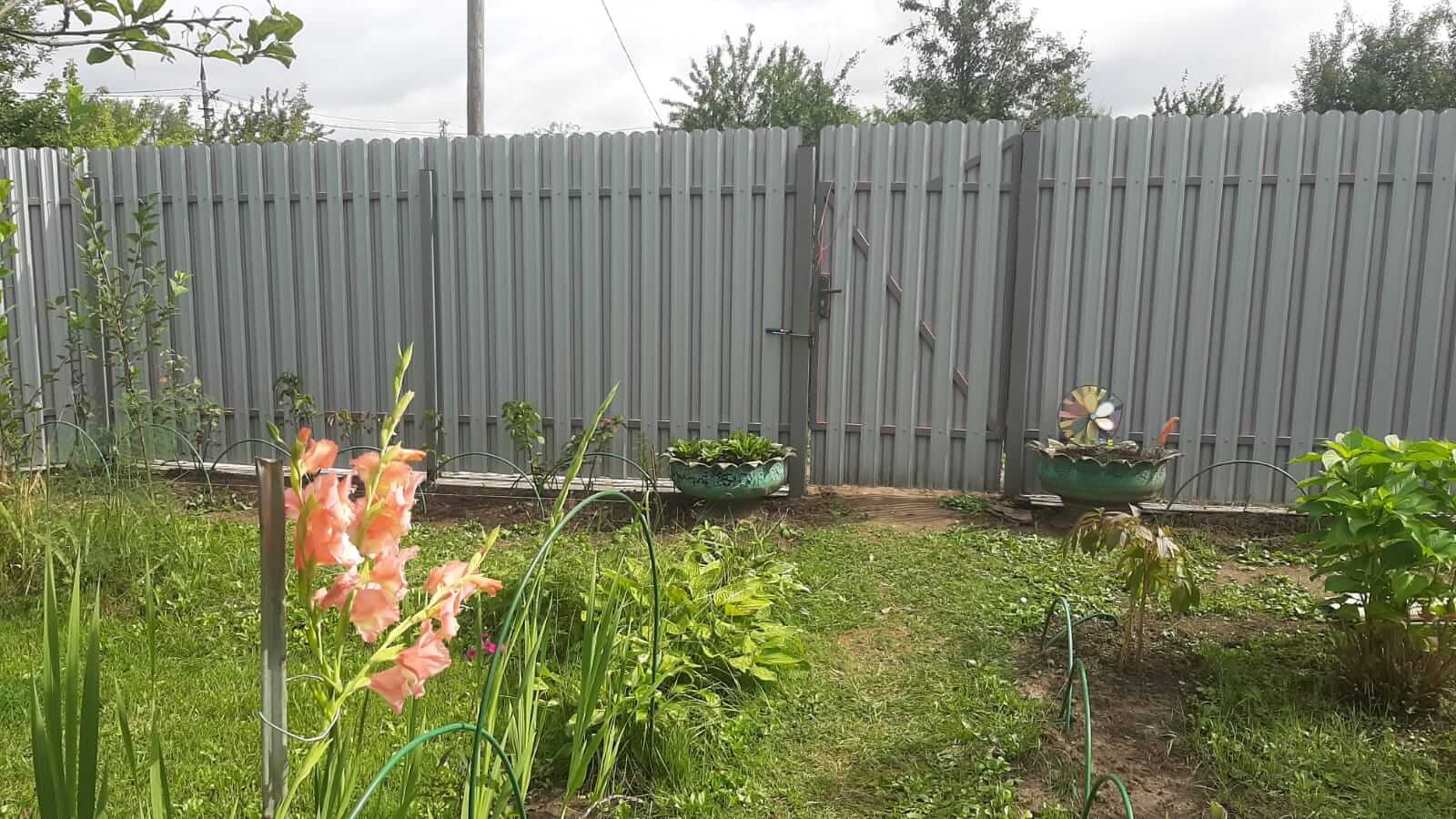 Двухцветный забор из евроштакетника 44м RAL4005 Сиреневый, RAL4006 Пурпурный фото 1 в Сургуте