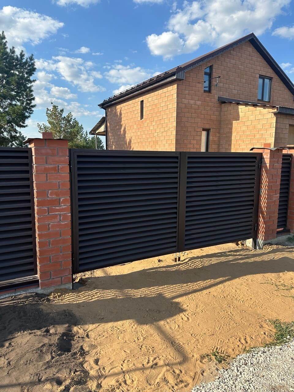 Забор-жалюзи из ламелей Еврожалюзи 38м RAL8019 Темный Шоколад МАТТЕ фото 4 в Сургуте