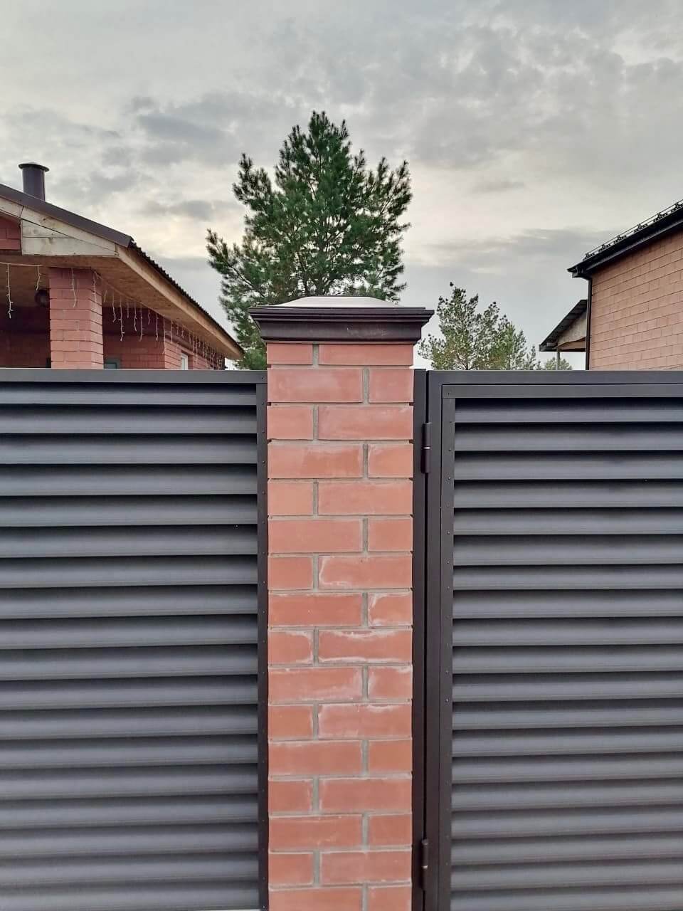 Забор-жалюзи из ламелей Еврожалюзи 38м RAL8019 Темный Шоколад МАТТЕ фото 2 в Сургуте