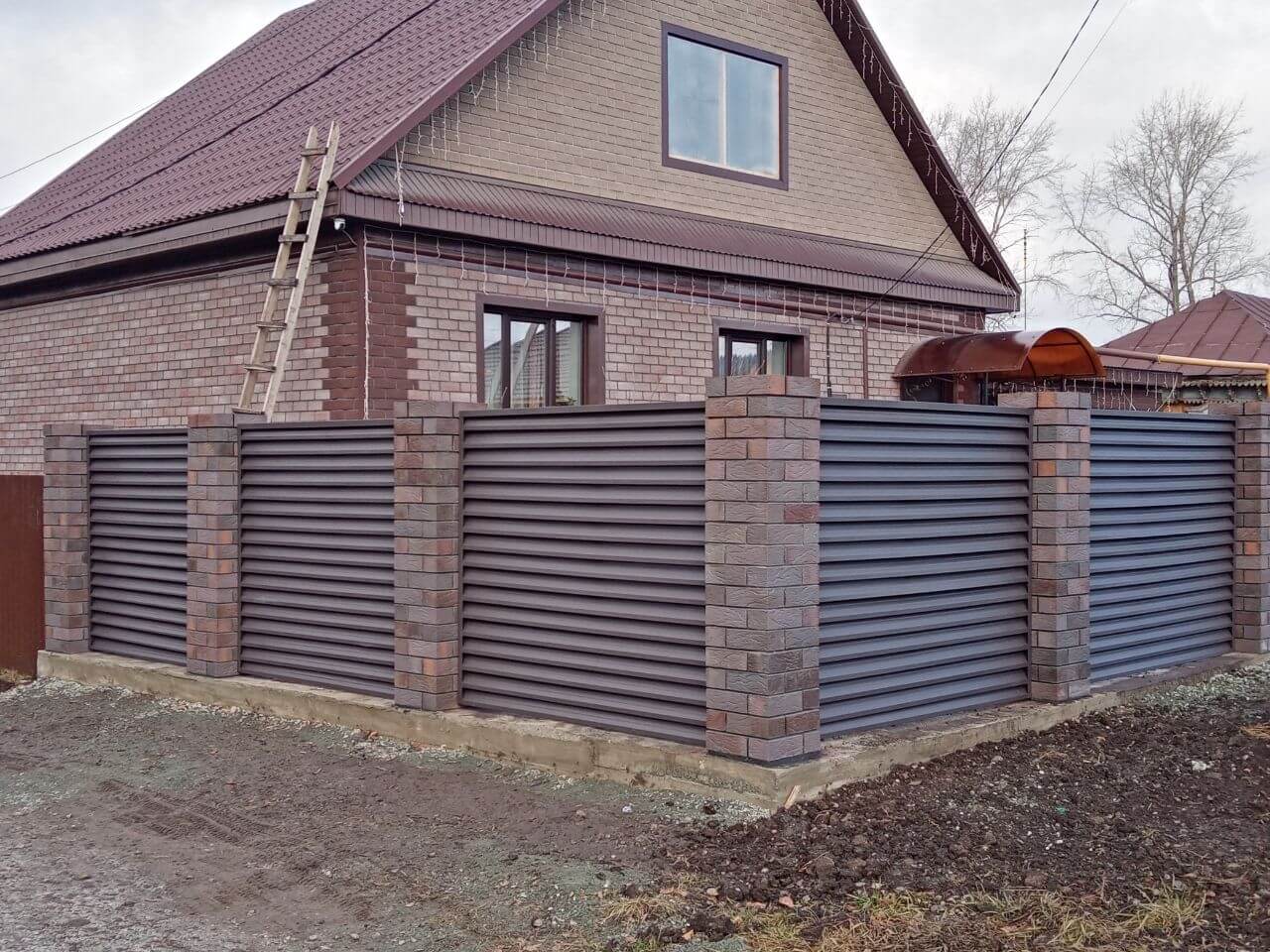 Забор-жалюзи из ламелей ЭКО-Z-US (усиленные) 30м RAL8019/8019 Темный Шоколад двусторонний МАТТЕ фото 3 в Сургуте