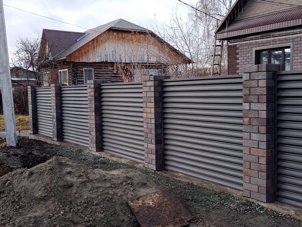 Забор-жалюзи из ламелей ЭКО-Z-US (усиленные) 30м RAL8019/8019 Темный Шоколад двусторонний МАТТЕ в Сургуте