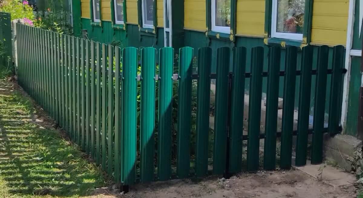 Заборчик из Евроштакетника 8м RAL6005/6005 Зеленый Мох двусторонний в Сургуте