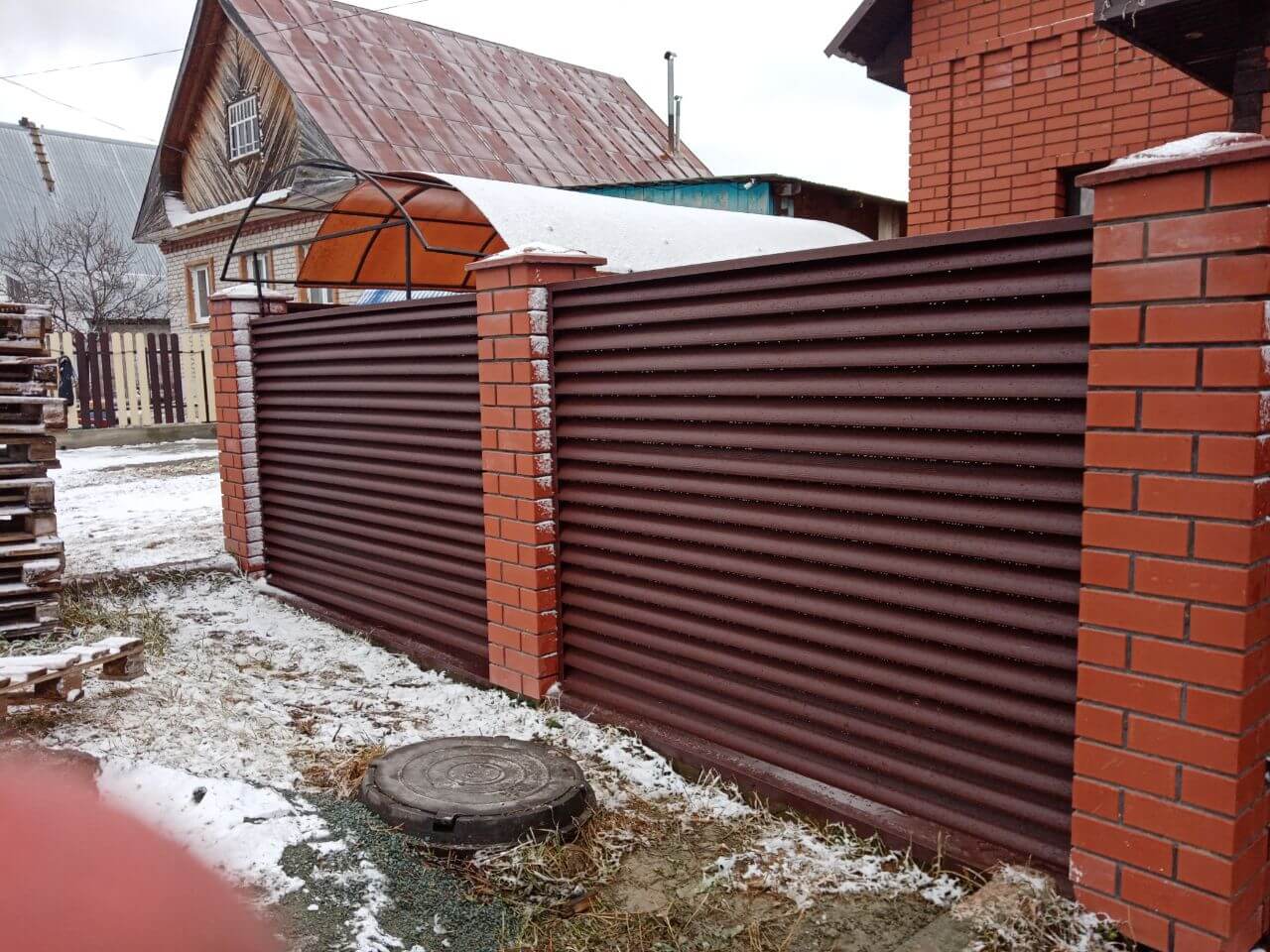 Забор из ламелей еврожалюзи 12м RAL8017/8017 Шоколад двусторонний МАТТЕ фото 3 в Сургуте