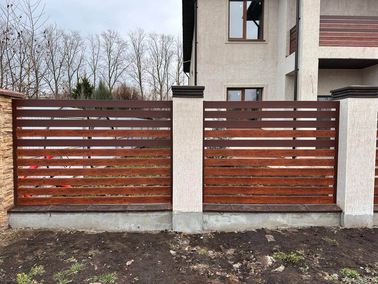 Забор-ранчо из металлопланкена 10м RAL8017 Шоколад МАТТЕ + Темное Дерево (Printech) фото 4 в Сургуте