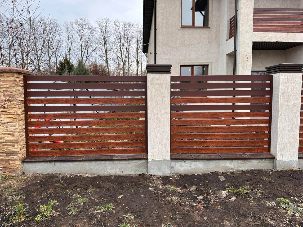 Забор-ранчо из металлопланкена 10м RAL8017 Шоколад МАТТЕ + Темное Дерево (Printech) фото 2 в Сургуте