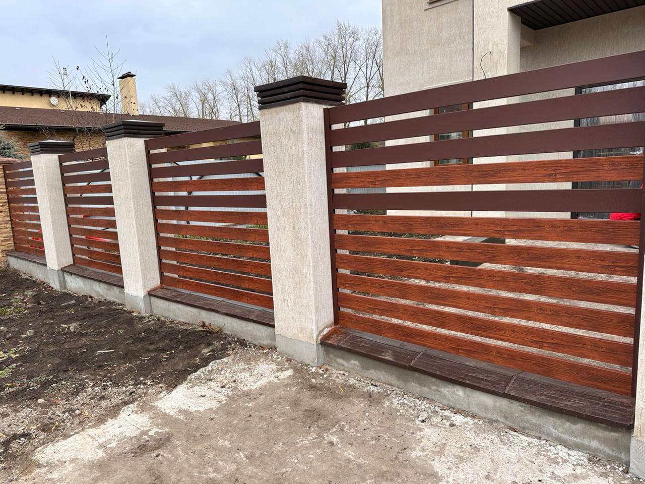 Забор-ранчо из металлопланкена 10м RAL8017 Шоколад МАТТЕ + Темное Дерево (Printech) в Сургуте
