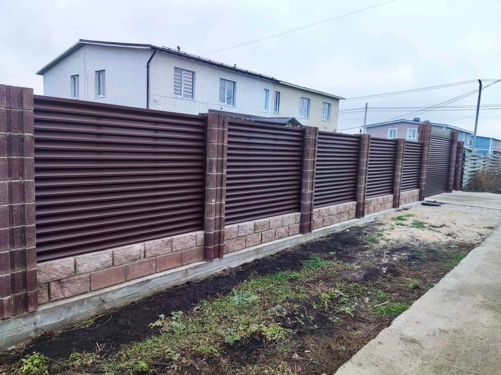 Забор-жалюзи из ламелей ЭКО-Z 13м RAL8019/8019 Темный Шоколад двусторонний МАТТЕ фото 1 в Сургуте