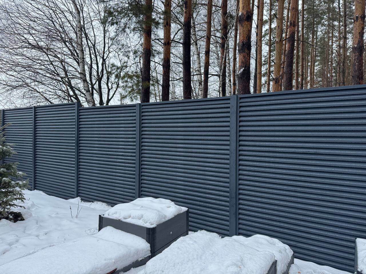 Забор-жалюзи из ламелей ЭКО-Z-US 54м RAL7024/7024 Серый Графит двусторонний МАТТЕ фото 3 в Сургуте