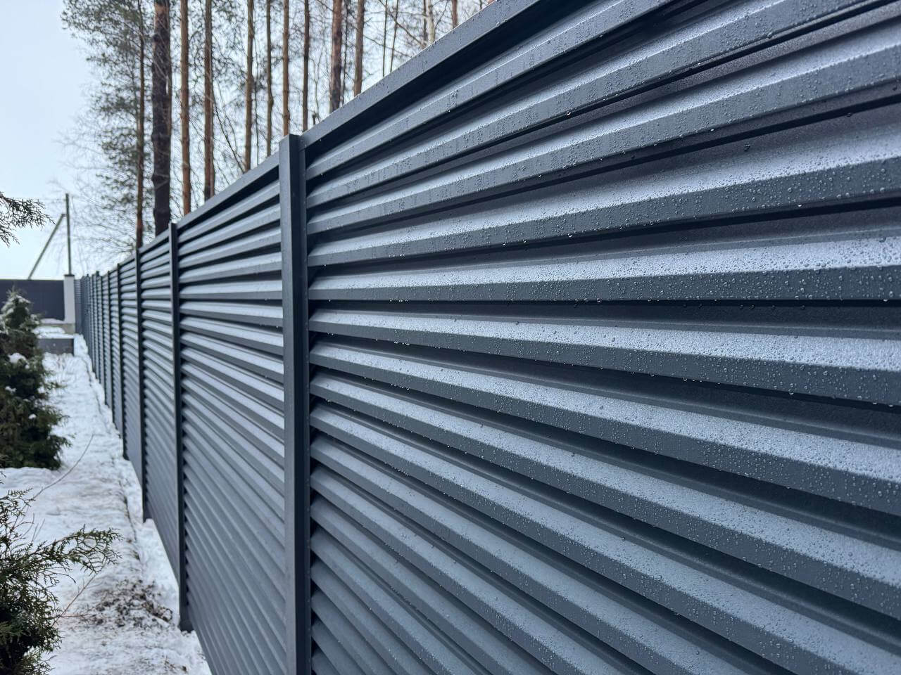 Забор-жалюзи из ламелей ЭКО-Z-US 54м RAL7024/7024 Серый Графит двусторонний МАТТЕ фото 2 в Сургуте