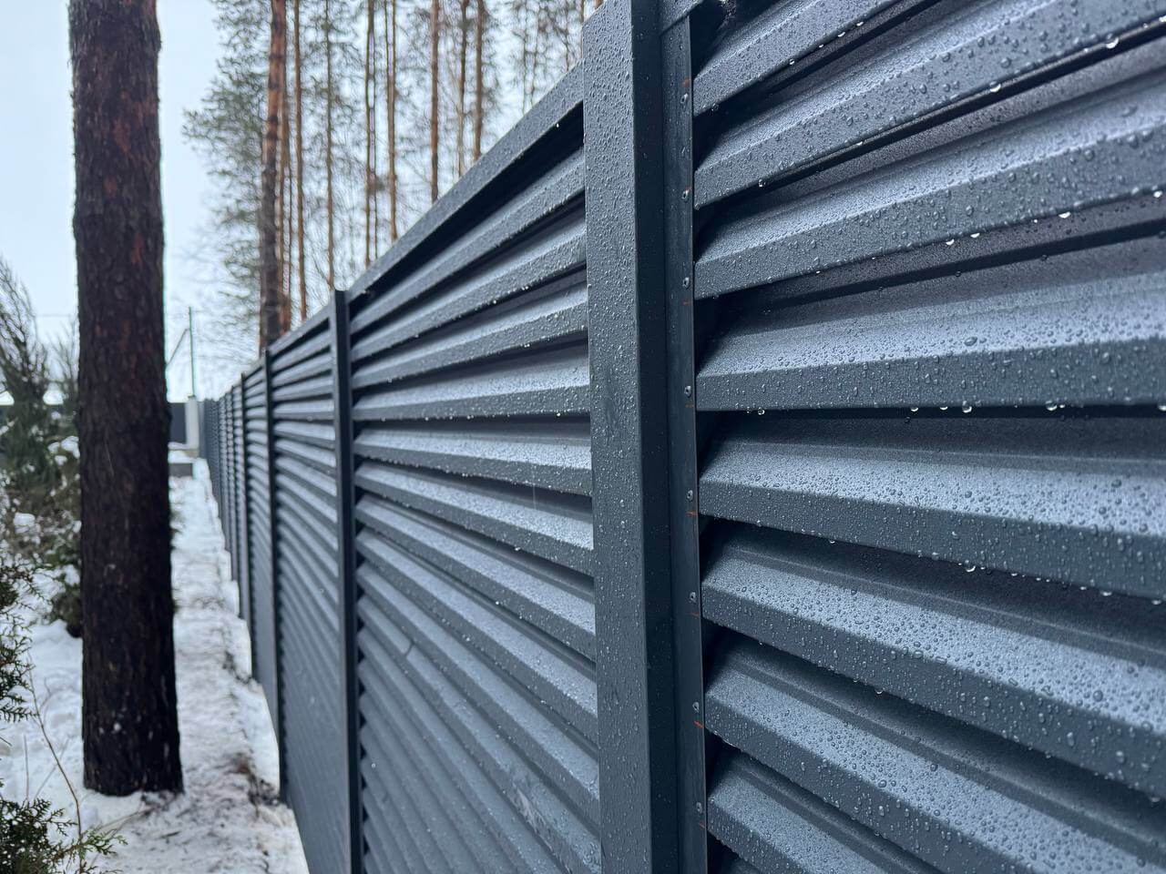 Забор-жалюзи из ламелей ЭКО-Z-US 54м RAL7024/7024 Серый Графит двусторонний МАТТЕ фото 1 в Сургуте