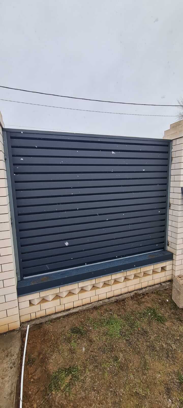 Забор-жалюзи из ламелей Хай-Тек 23м RAL7024/7024 Серый Графит двусторонний МАТТЕ фото 3 в Сургуте