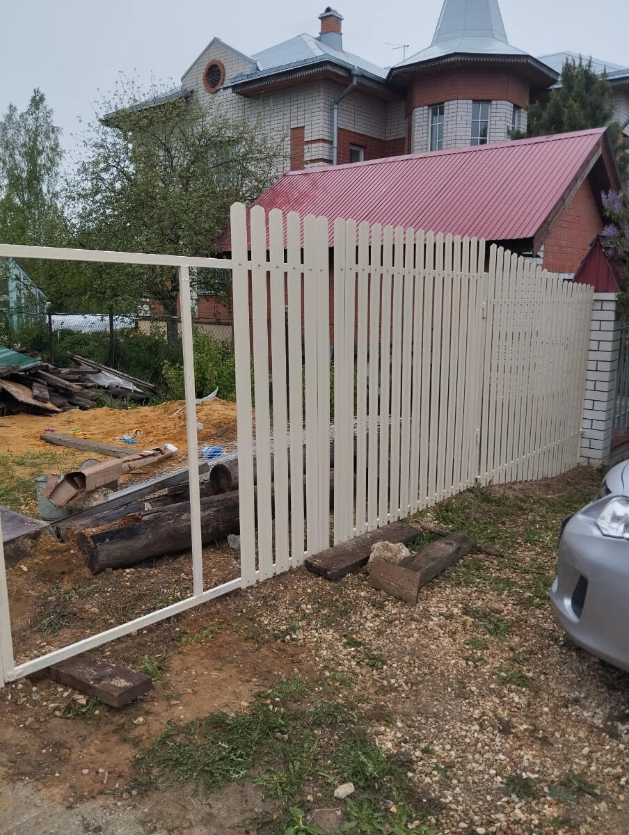 Забор из евроштакетника 9м RAL1015/1015 Слоновая Кость двусторонний фото 4 в Сургуте