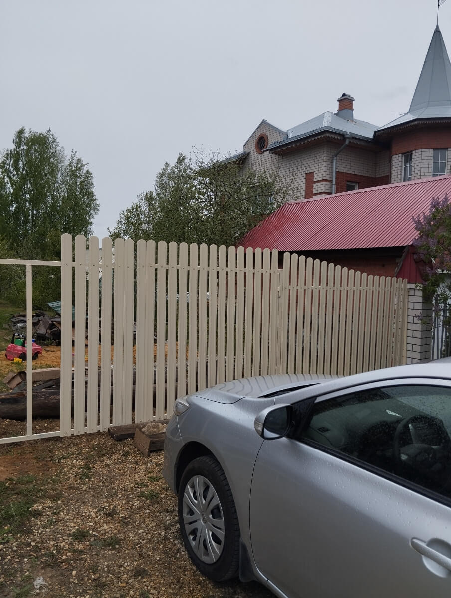 Забор из евроштакетника 9м RAL1015/1015 Слоновая Кость двусторонний фото 1 в Сургуте