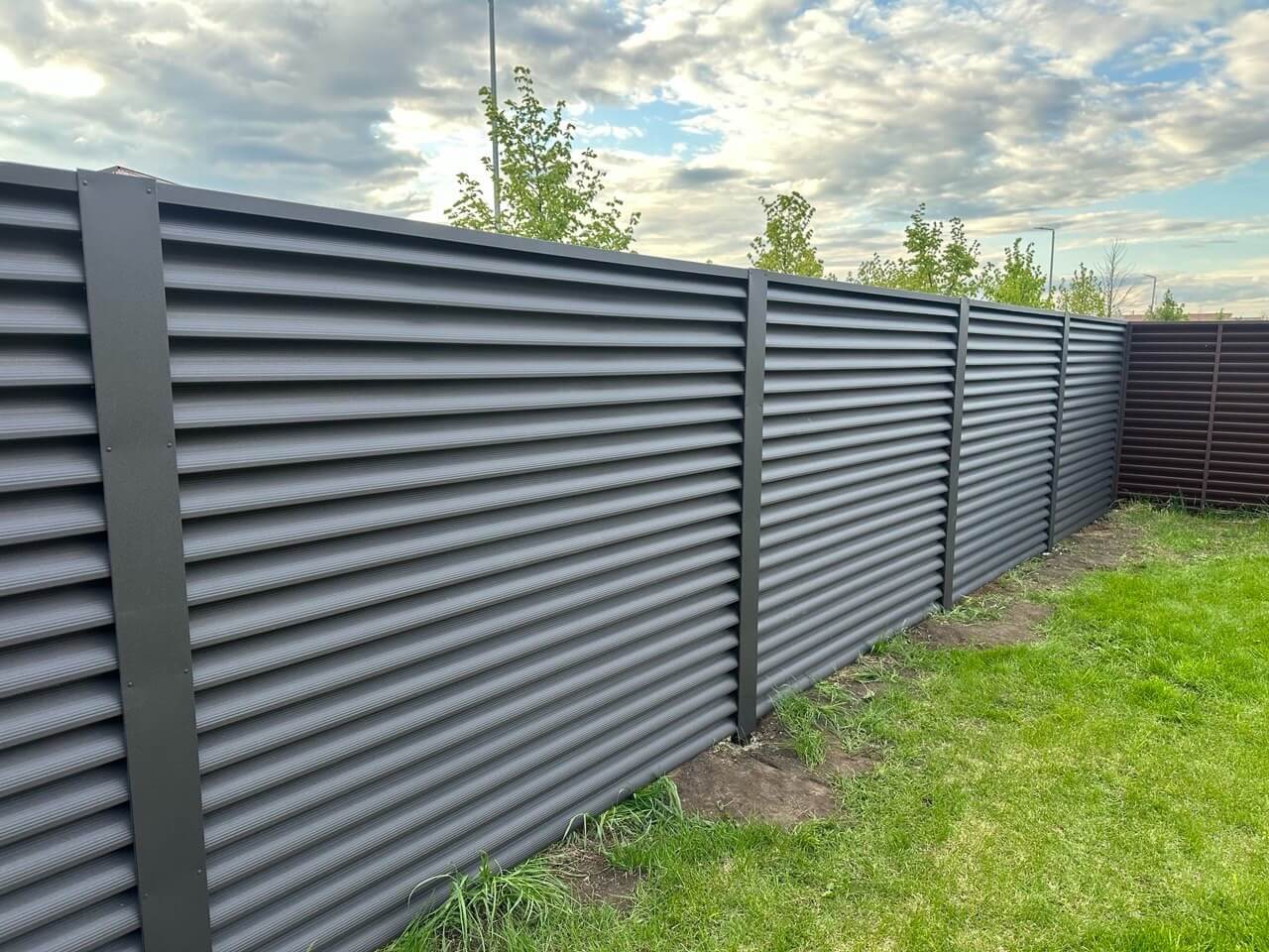 Забор из ламелей еврожалюзи 43м RAL8019/8019 Темный Шоколад двусторонний МАТТЕ фото 1 в Сургуте