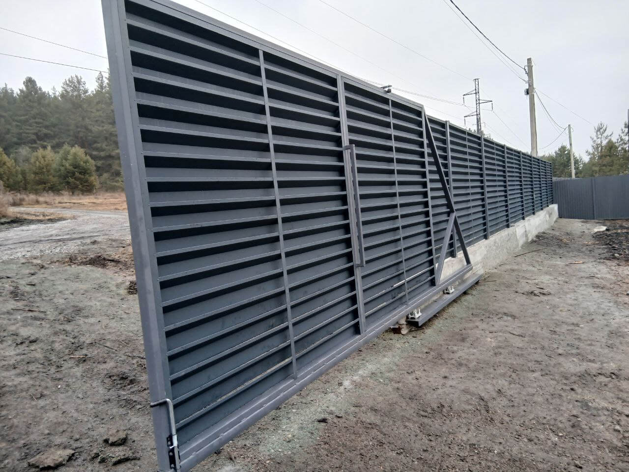 Забор-жалюзи из ламелей Хай-Тек 37м RAL7024/7024 Серый Графит двусторонний МАТТЕ фото 7 в Сургуте