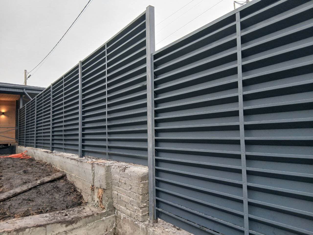 Забор-жалюзи из ламелей Хай-Тек 37м RAL7024/7024 Серый Графит двусторонний МАТТЕ фото 6 в Сургуте