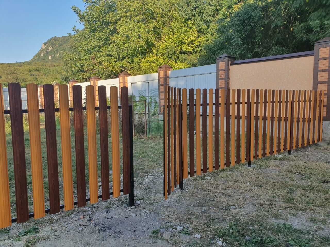 Забор из евроштакетника 10м в двух цветах: Тик + Темное Дерево Printech фото 1 в Сургуте