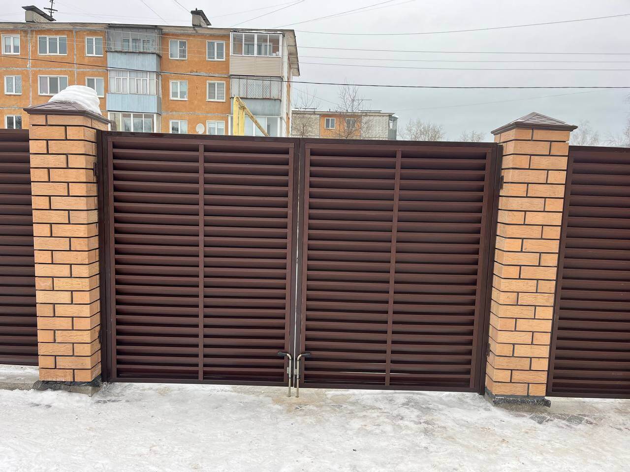 Забор-жалюзи из ламелей ЭКО-Z 87м RAL8017/8017 Шоколад двусторонний МАТТЕ фото 9 в Сургуте