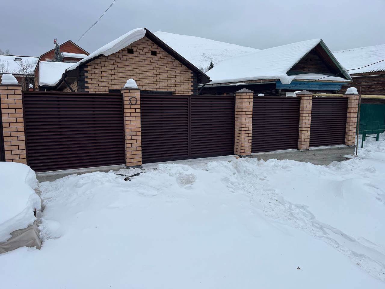 Забор-жалюзи из ламелей ЭКО-Z 87м RAL8017/8017 Шоколад двусторонний МАТТЕ фото 3 в Сургуте