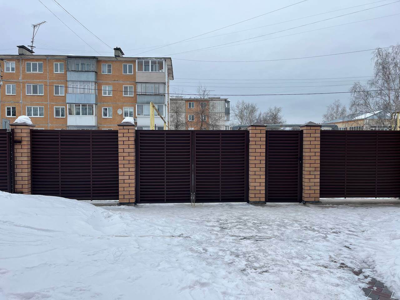 Забор-жалюзи из ламелей ЭКО-Z 87м RAL8017/8017 Шоколад двусторонний МАТТЕ фото 1 в Сургуте