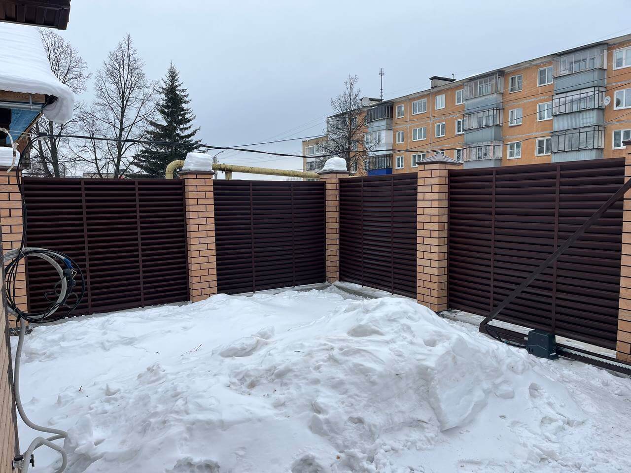 Забор-жалюзи из ламелей ЭКО-Z 87м RAL8017/8017 Шоколад двусторонний МАТТЕ фото 11 в Сургуте