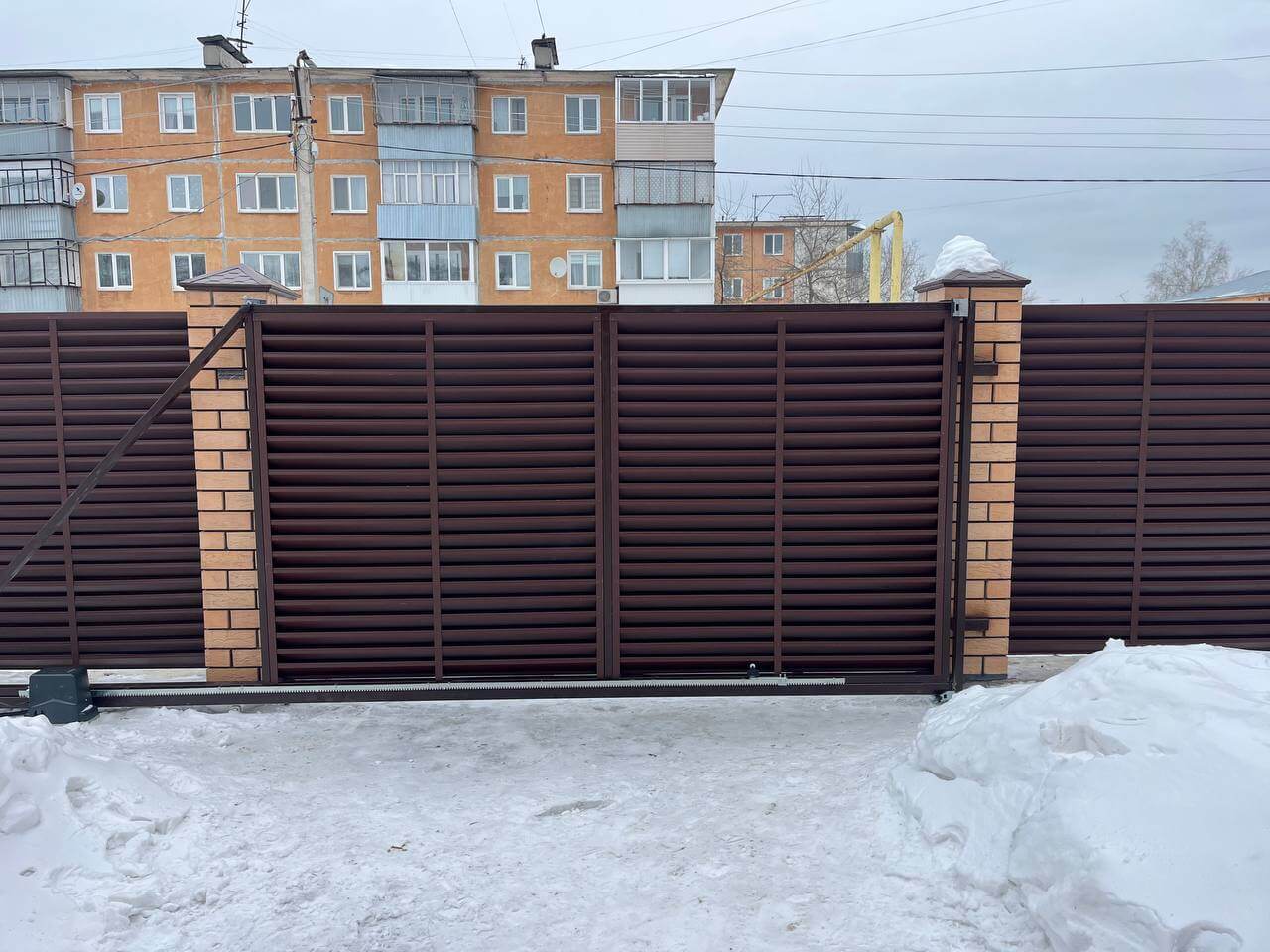 Забор-жалюзи из ламелей ЭКО-Z 87м RAL8017/8017 Шоколад двусторонний МАТТЕ фото 10 в Сургуте