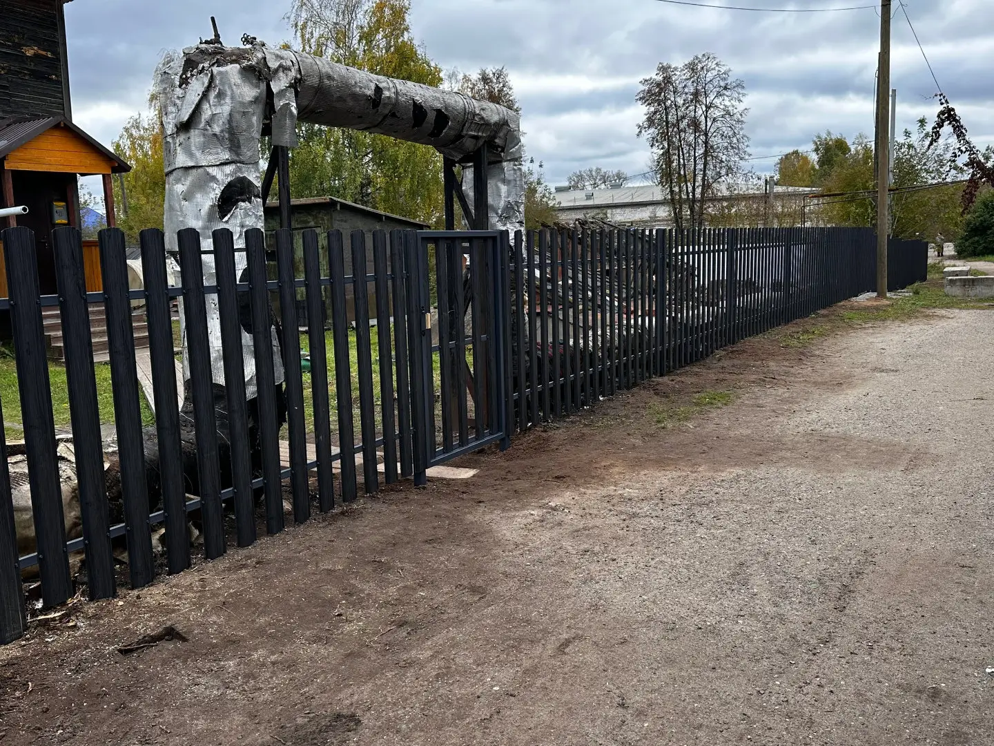 Забор из евроштакетника 63м Черное Дерево 3D Принтек фото 5 в Сургуте