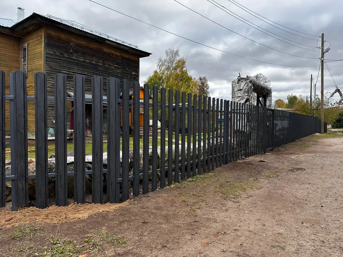 Забор из евроштакетника 63м Черное Дерево 3D Принтек фото 1 в Сургуте