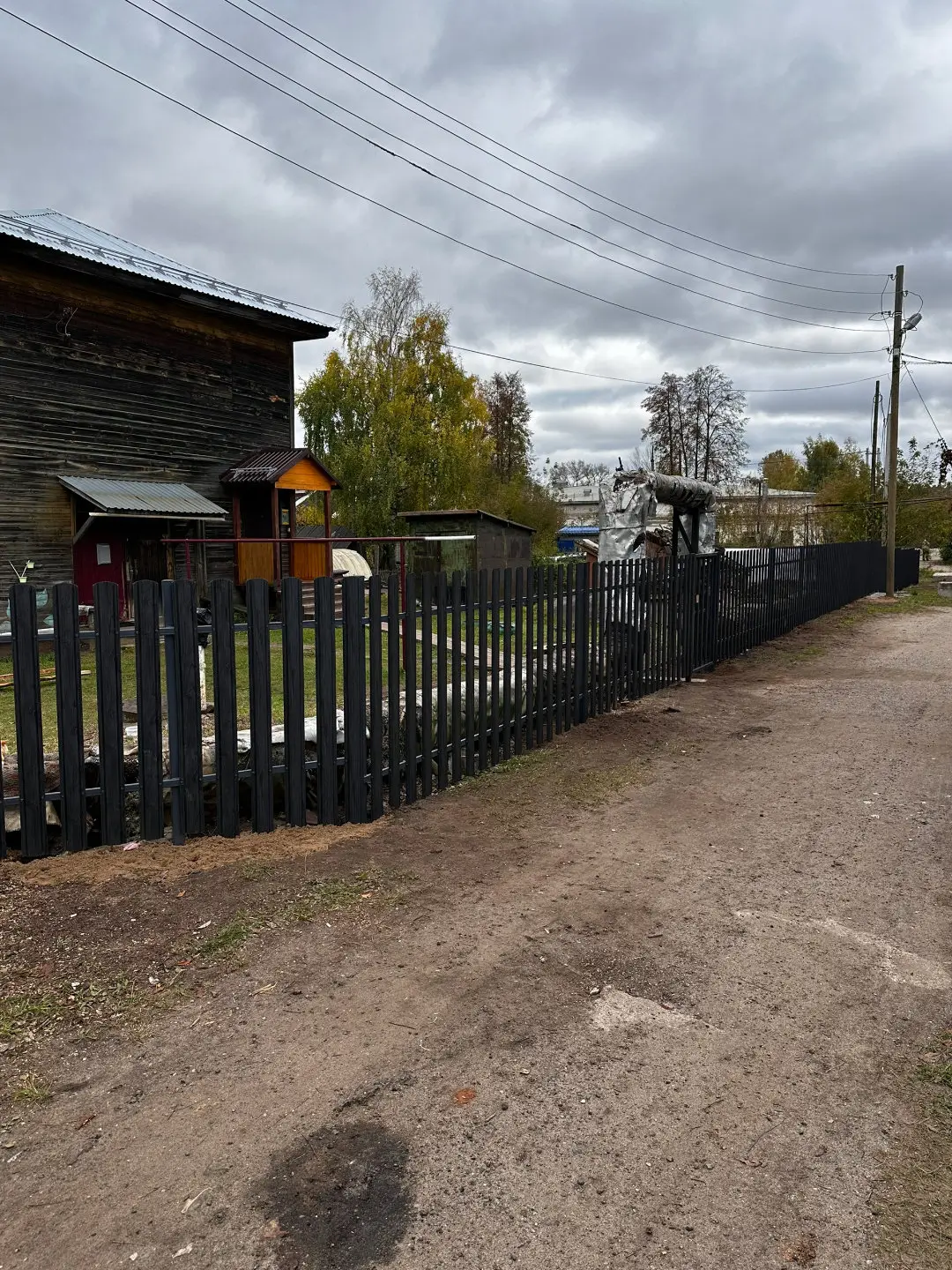 Забор из евроштакетника 63м Черное Дерево 3D Принтек фото 3 в Сургуте
