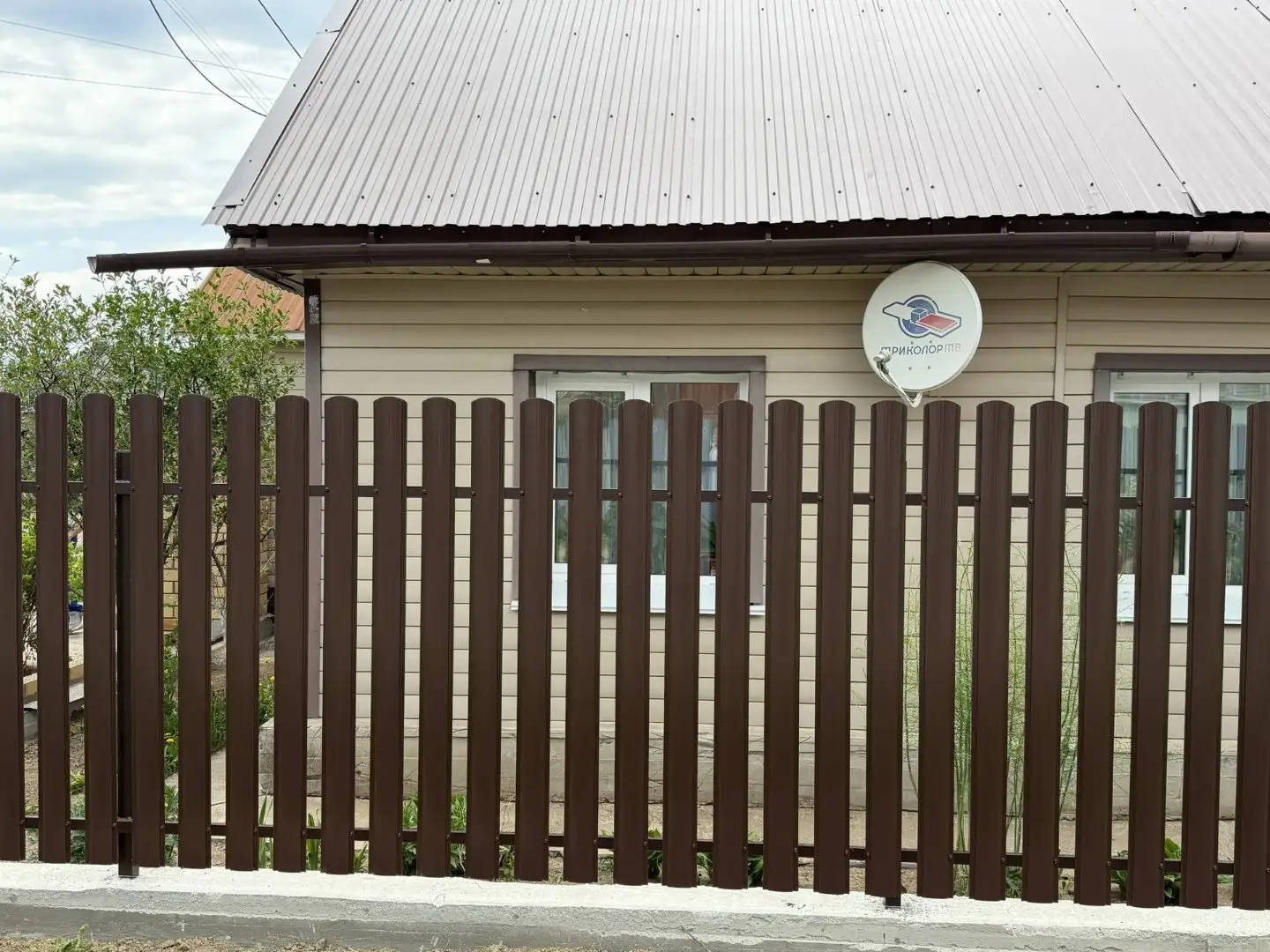Комбинированный забор из ламелей ЭКО-Z-US и евроштакетника 18м RAL8017 Шоколад МАТТЕ, Полиэстер фото 3 в Сургуте
