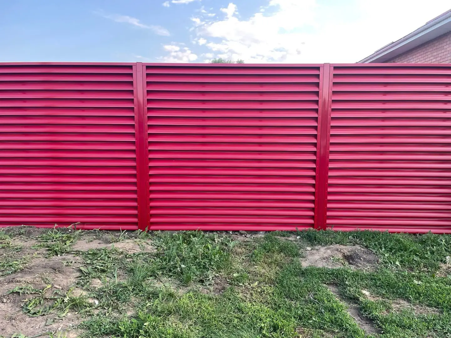 Забор-жалюзи из ламелей Еврожалюзи 24м RAL3003 Рубин в Сургуте