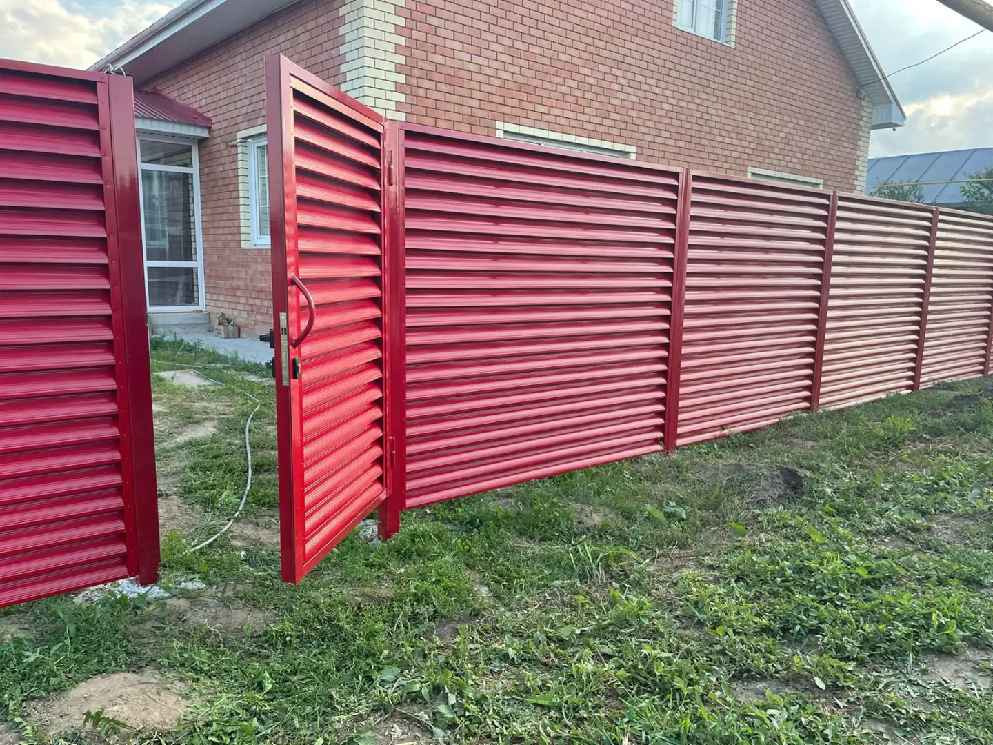 Забор-жалюзи из ламелей Еврожалюзи 24м RAL3003 Рубин фото 6 в Сургуте