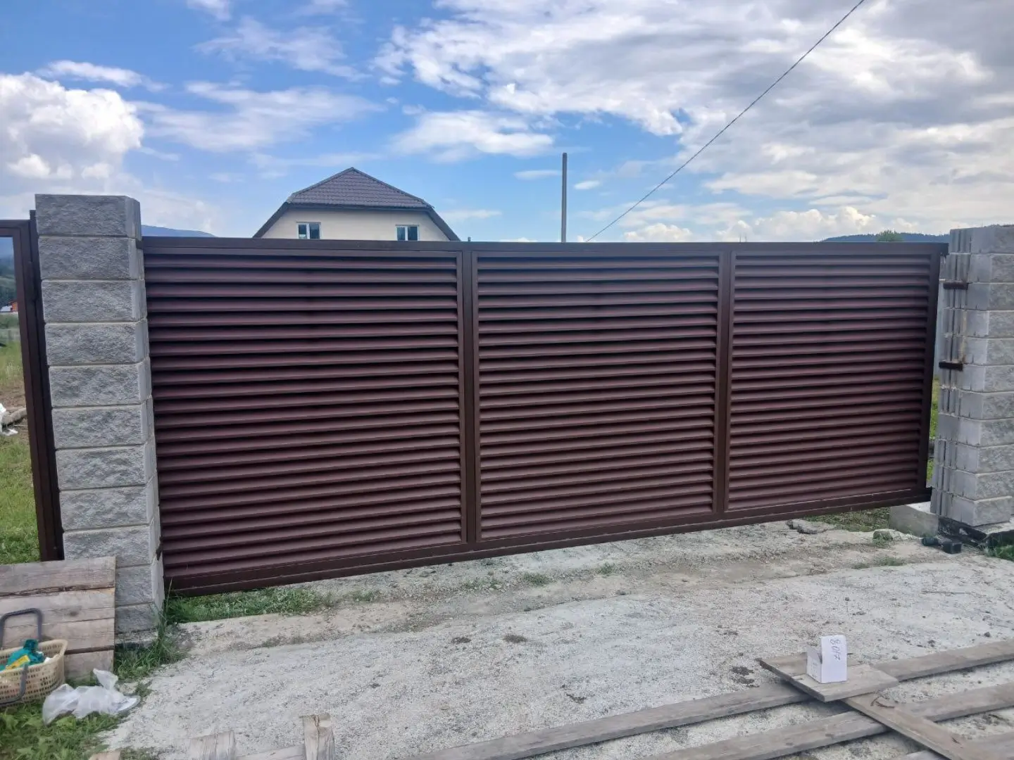 Забор-жалюзи из ламелей ЭКО-Z 16м RAL8017/8017 Шоколад двусторонний МАТТЕ фото 11 в Сургуте